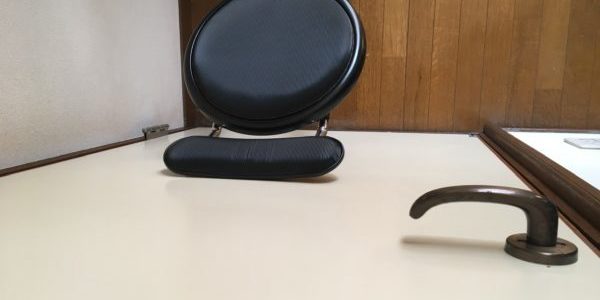 折り畳みの椅子が倒れてドアが開かない
